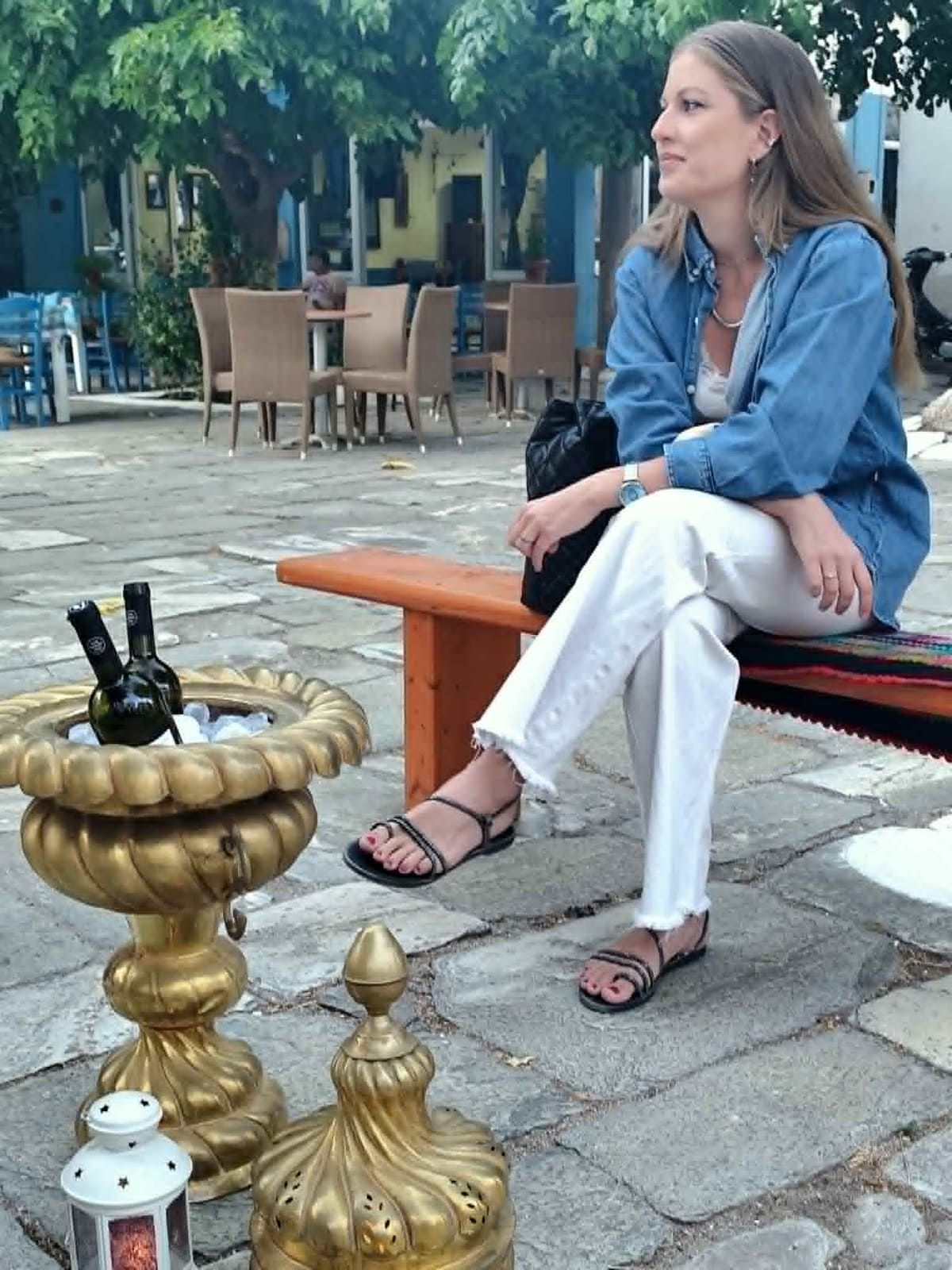 Στιγμιότυπο από το πρώτο μας κάλεσμα «Το ρούχο ως μνήμη». Η ζεστασιά της κοινότητας, η ανεπιτήδευτη κομψότητα, το εκλεκτό Σαμιώτικο κρασί και οι αυθεντικές συζητήσεις κάτω από το απαλό φως του δειλινού στον Παγώνδα. Αγγλικά